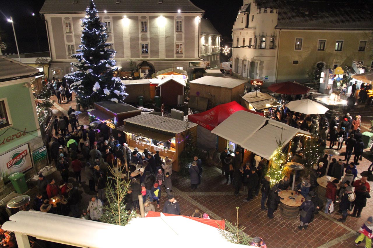 Stimmungsvoller Adventmarkt am Haager Hauptplatz