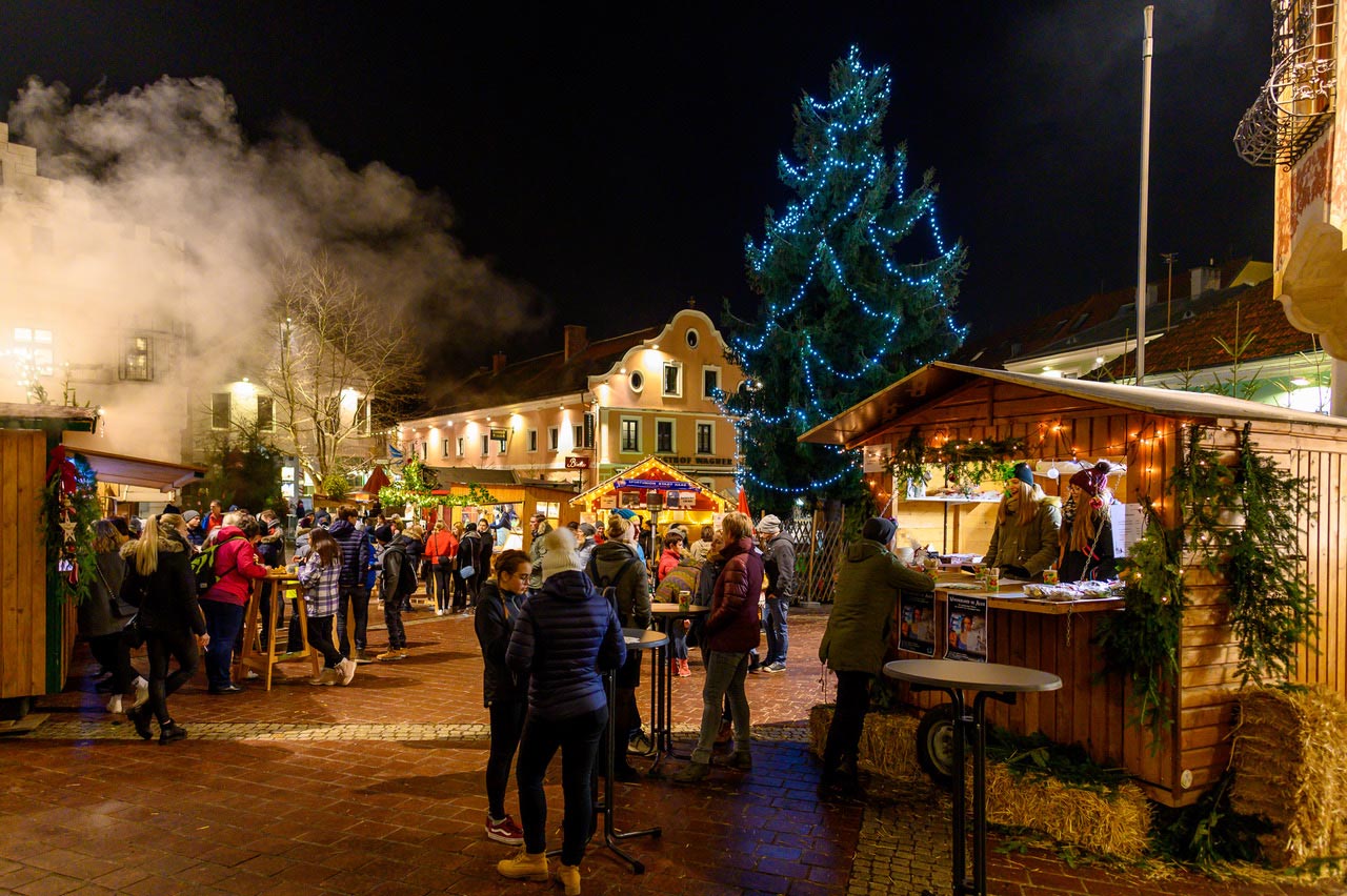 Stimmungsvoller Adventmarkt am Haager Hauptplatz